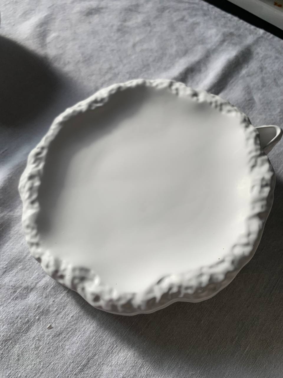 LYTHOS – Piatto Effetto Roccia